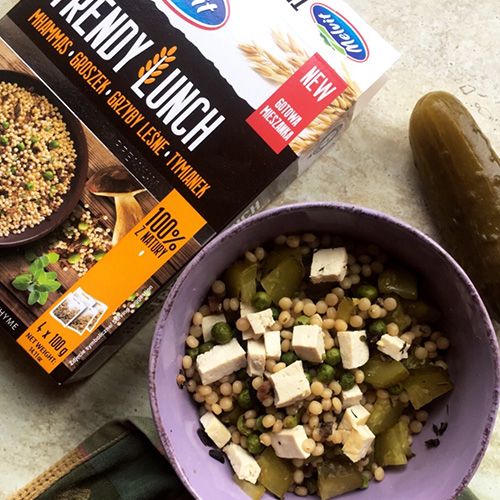 Przepis Trendy Lunch z grzybami leśnymi, groszkiem i tymiankiem z Tofu i ogórkiem kiszonym